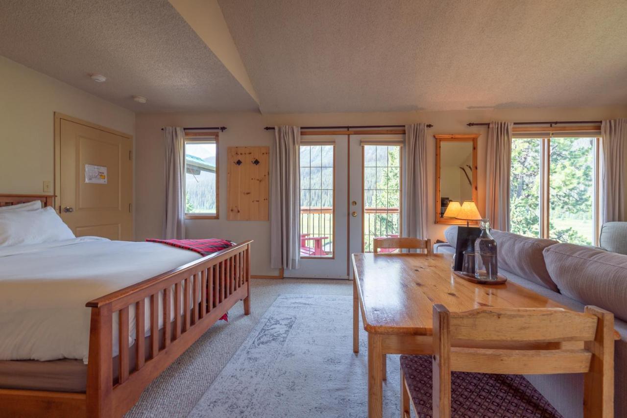 Mount Engadine Lodge Кананаскис-Вилледж Экстерьер фото